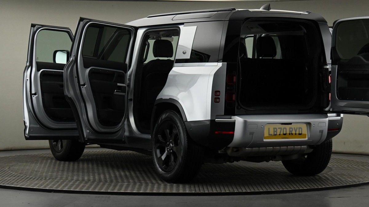 Land Rover Defender 110 Image 29