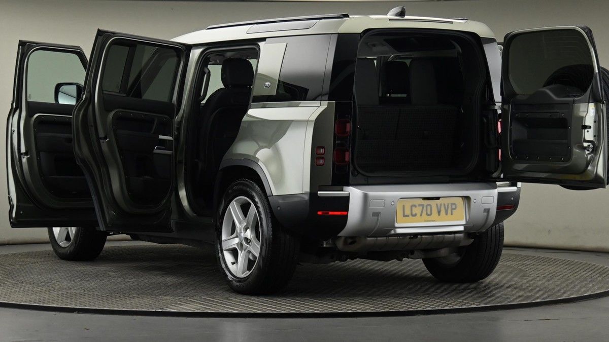 Land Rover Defender 110 Image 29