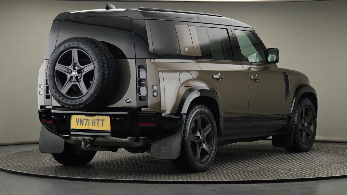 Land Rover Defender 110 Image 26