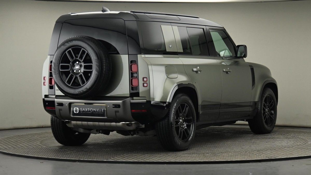 Land Rover Defender 110 Image 26