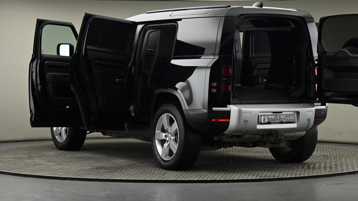 Land Rover Defender 110 Image 29