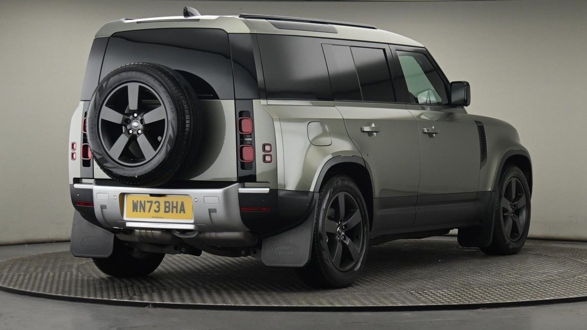 Land Rover Defender 110 Image 26