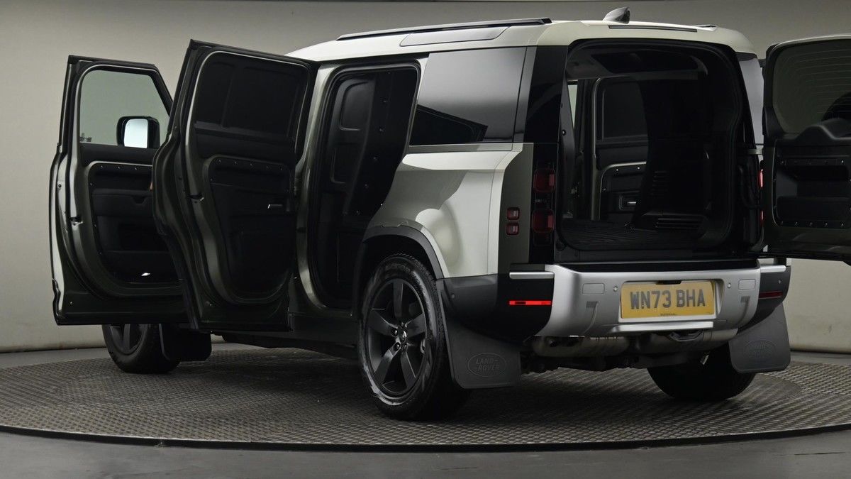 Land Rover Defender 110 Image 29