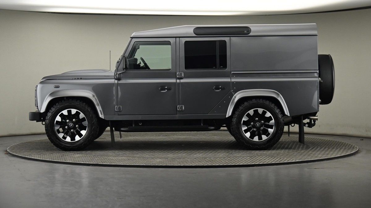 Land Rover Defender 110 Image 23