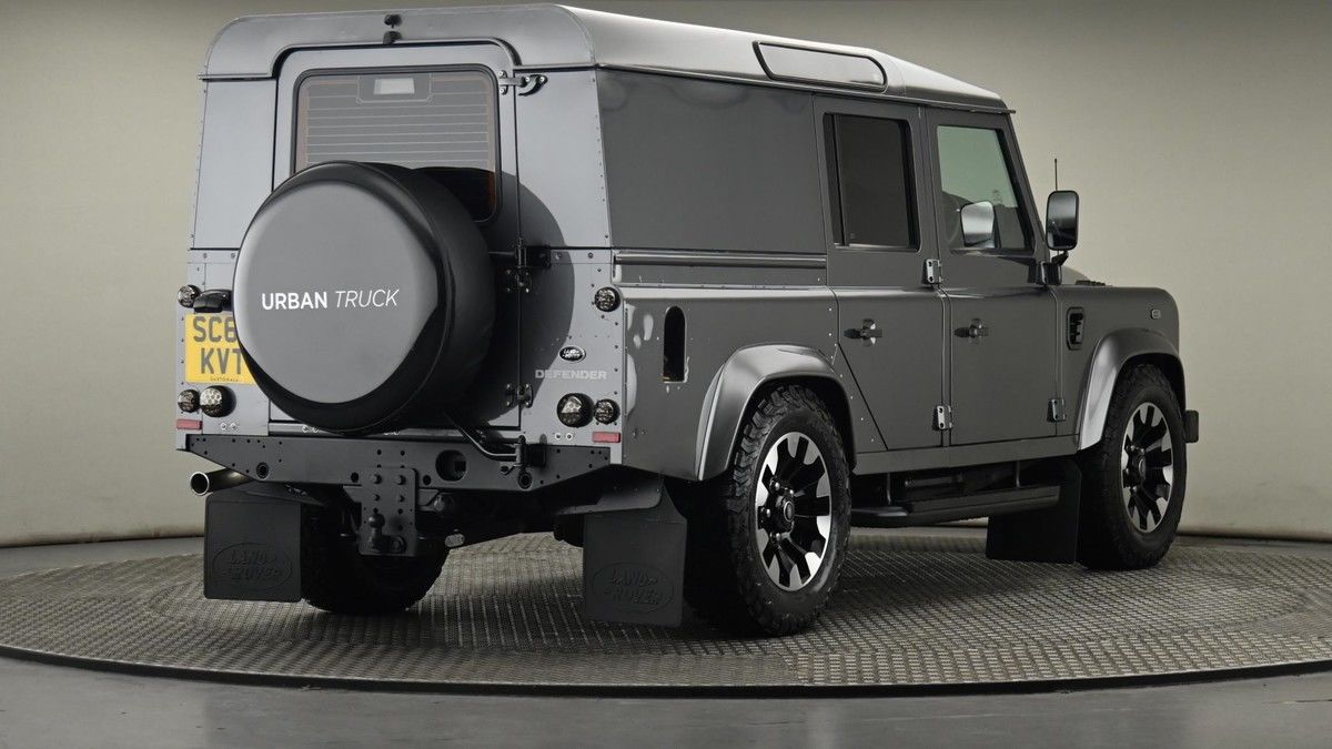 Land Rover Defender 110 Image 26