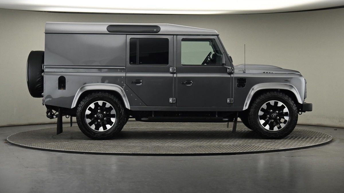 Land Rover Defender 110 Image 27