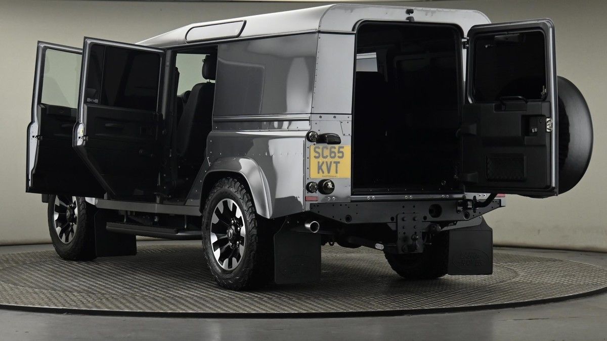 Land Rover Defender 110 Image 29