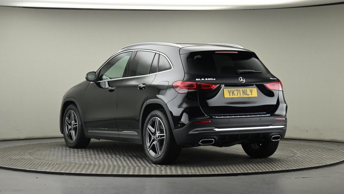 Mercedes-Benz GLA Image 24