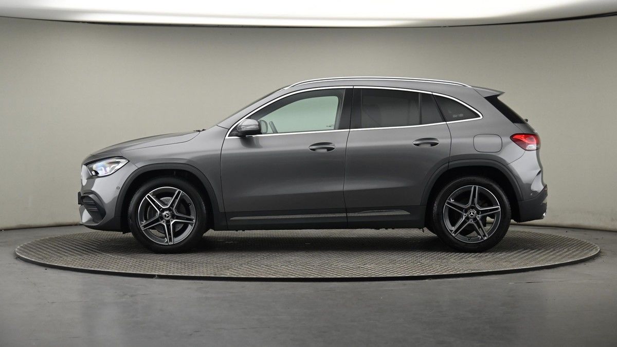 Mercedes-Benz GLA Image 23