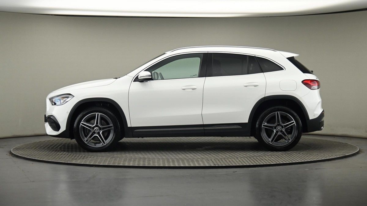 Mercedes-Benz GLA Image 23