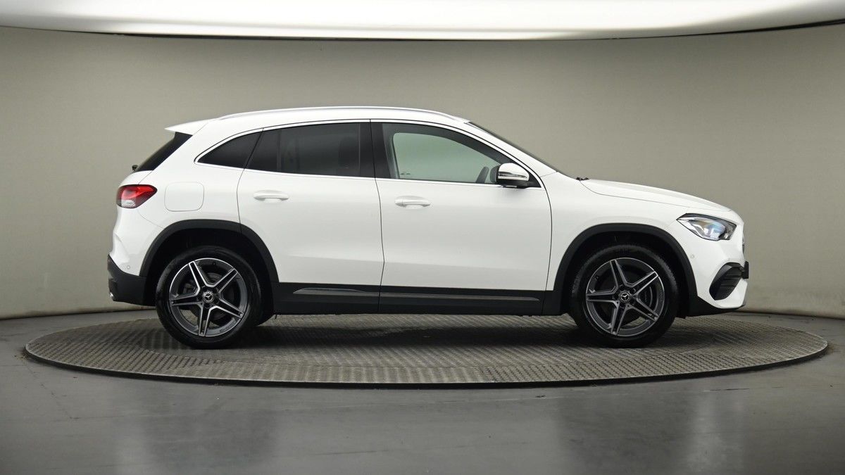 Mercedes-Benz GLA Image 27