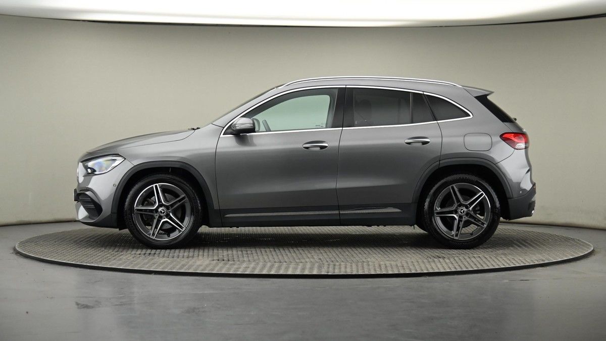 Mercedes-Benz GLA Image 23