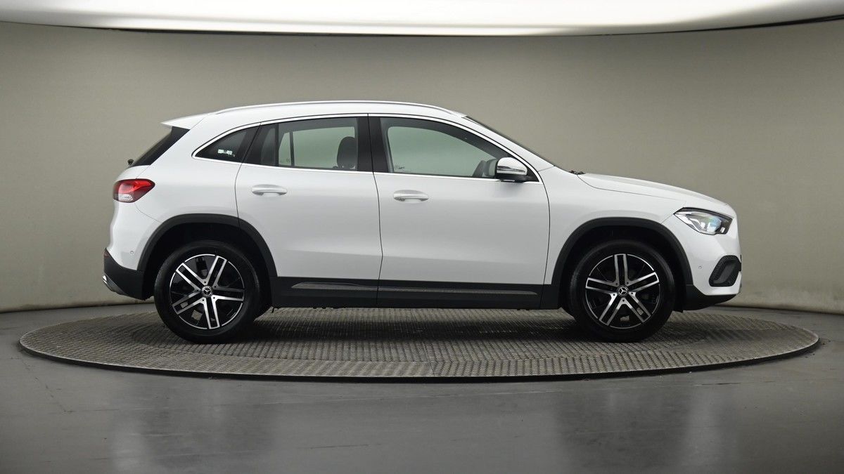 Mercedes-Benz GLA Image 27