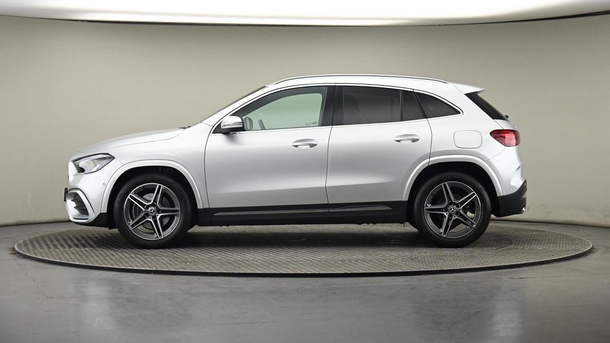 Mercedes-Benz GLA Image 23