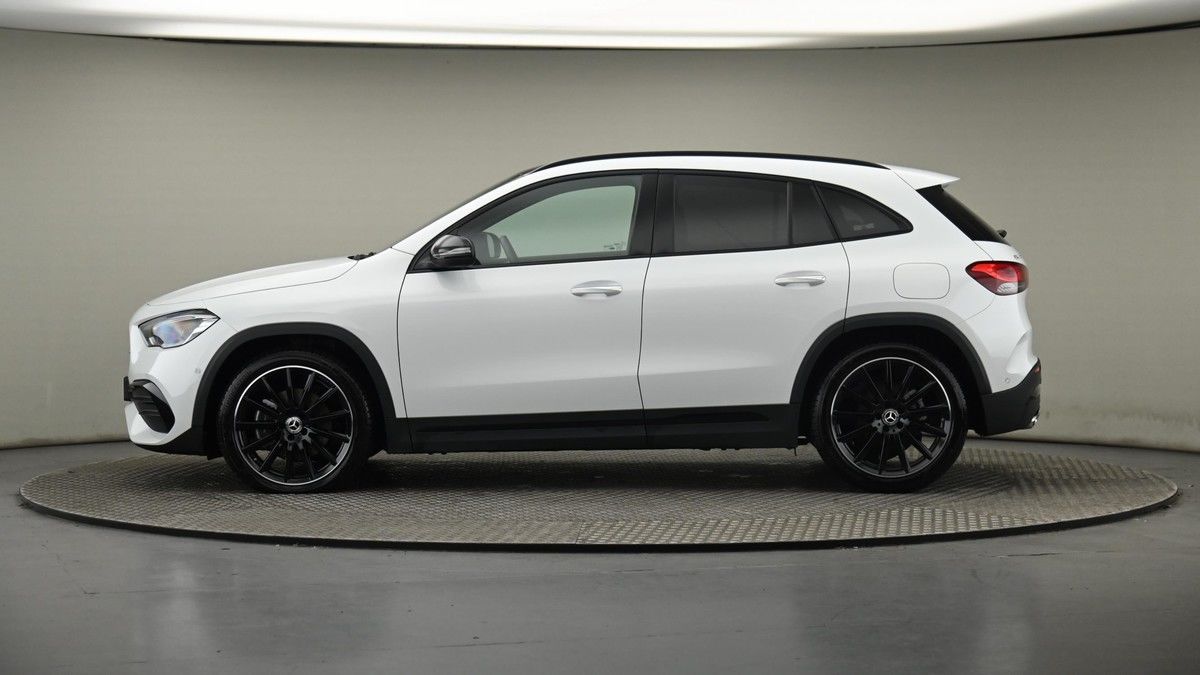 Mercedes-Benz GLA Image 23