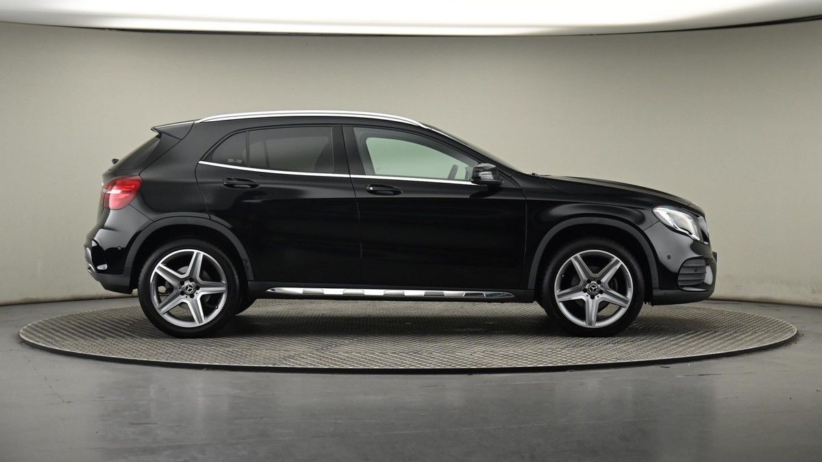 Mercedes-Benz GLA Image 27