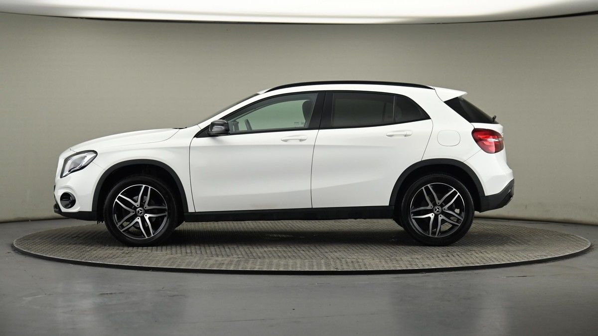 Mercedes-Benz GLA Image 22