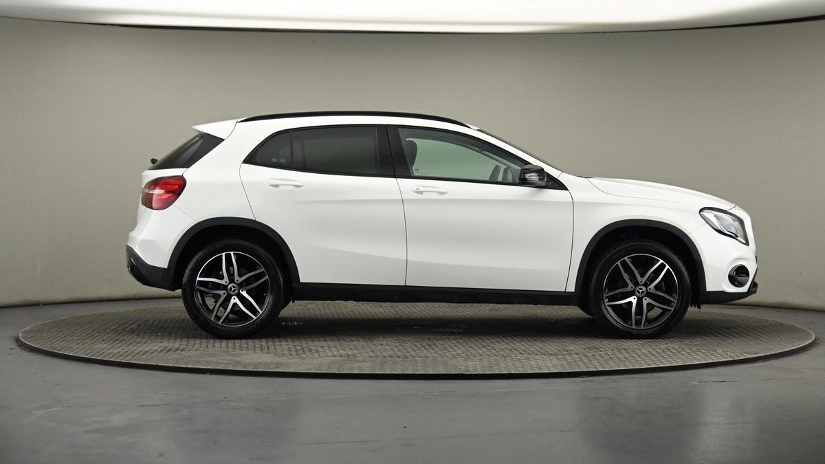 Mercedes-Benz GLA Image 26