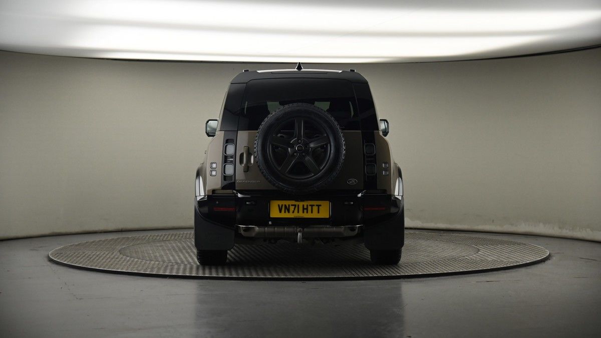 Land Rover Defender 110 Image 17