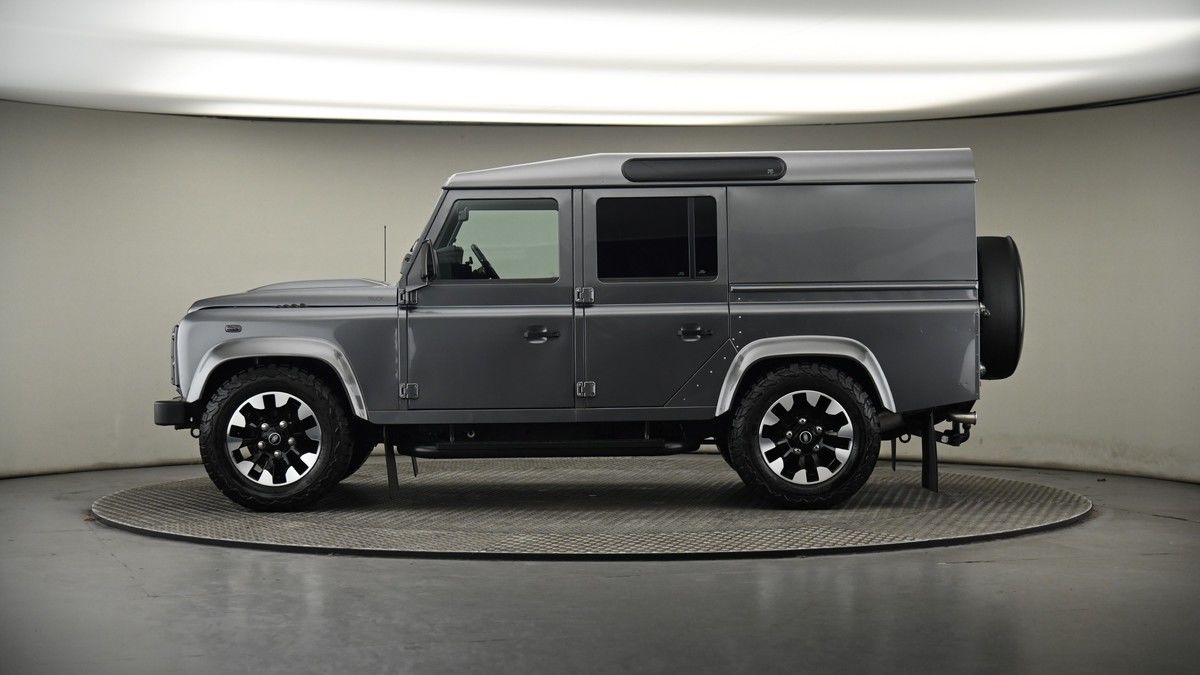 Land Rover Defender 110 Image 19