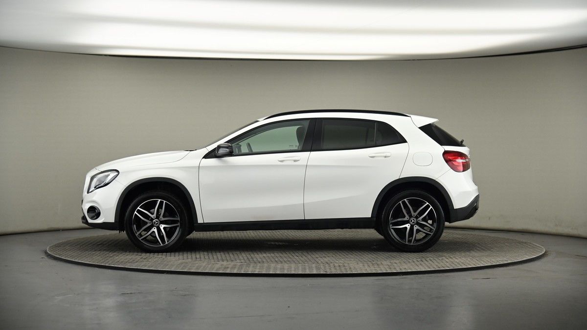 Mercedes-Benz GLA Image 18