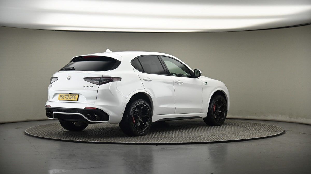 Alfa Romeo Stelvio Image 7