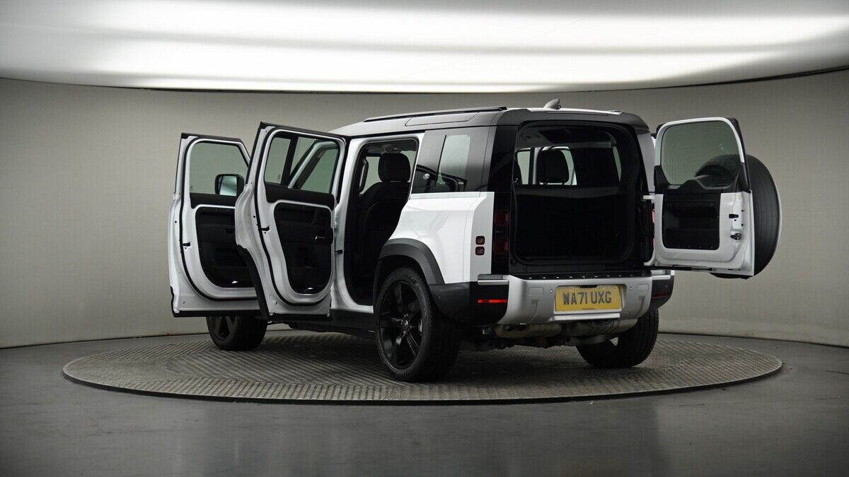 Land Rover Defender 110 Image 8