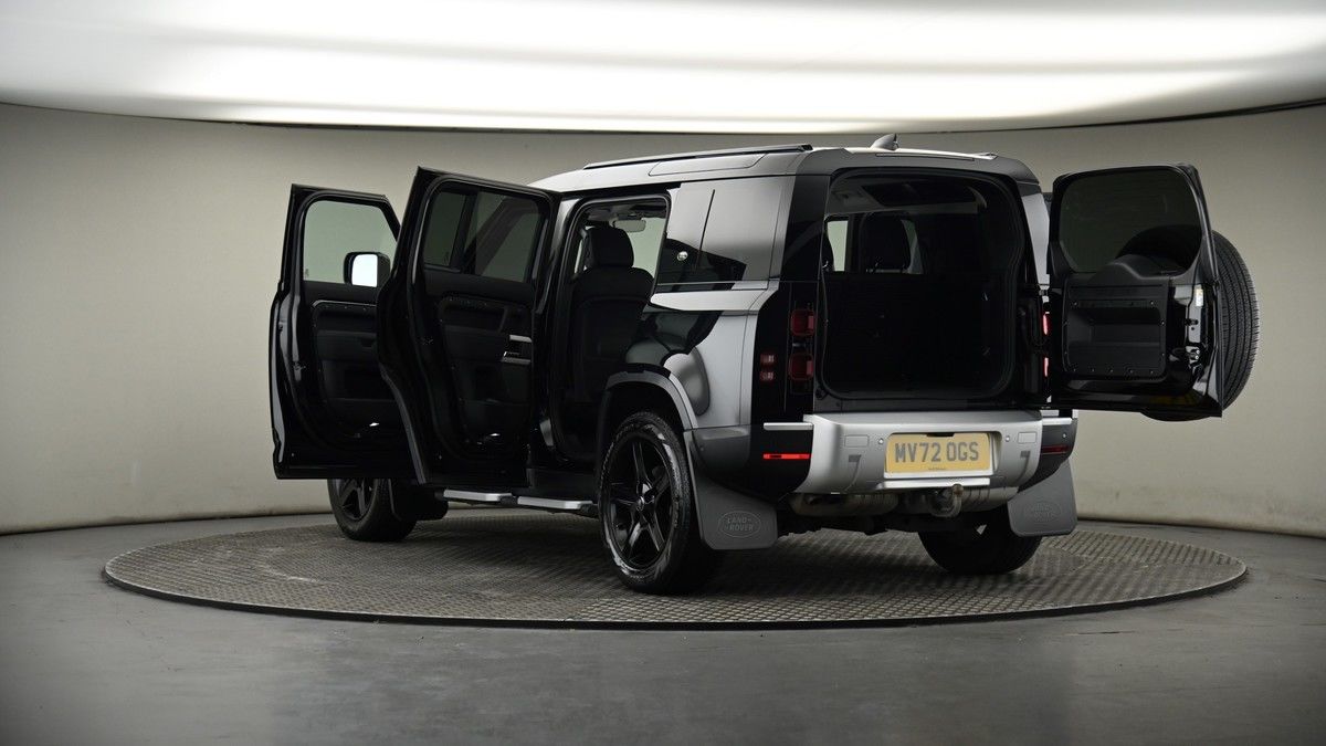 Land Rover Defender 110 Image 8