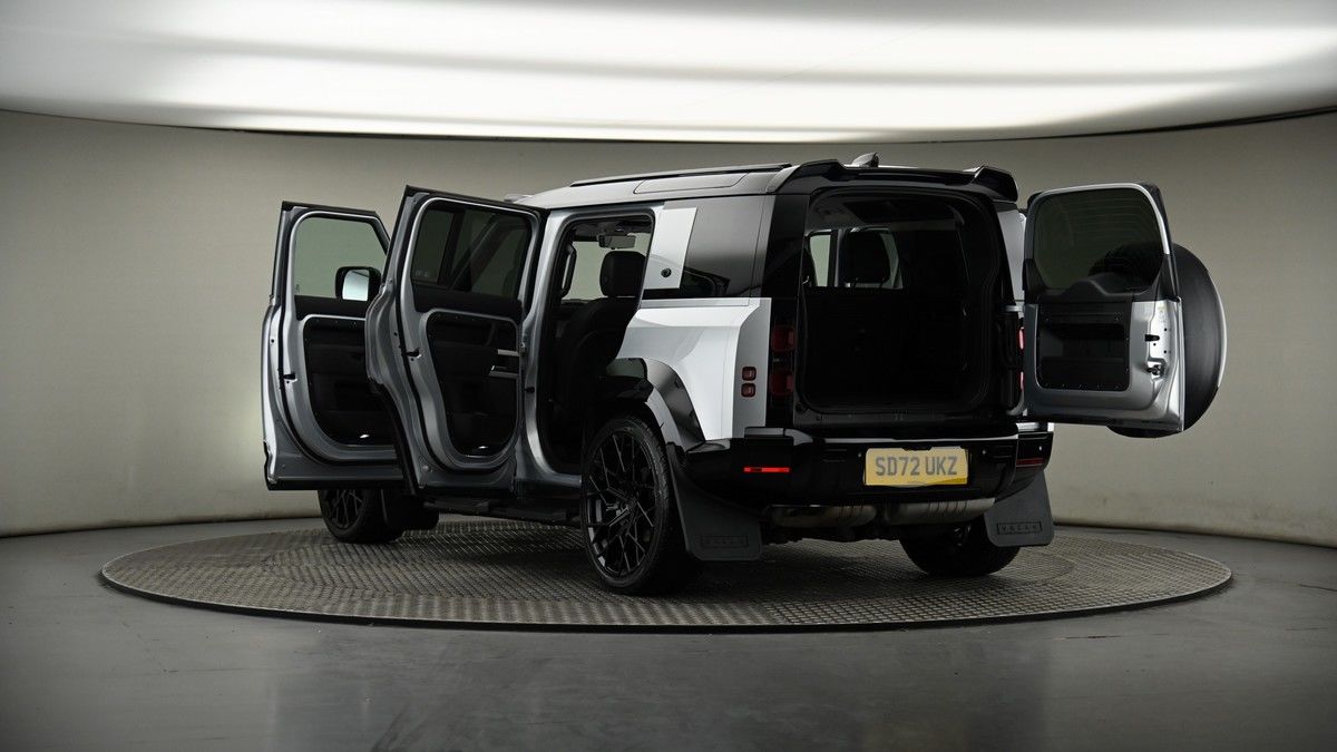 Land Rover Defender 110 Image 8