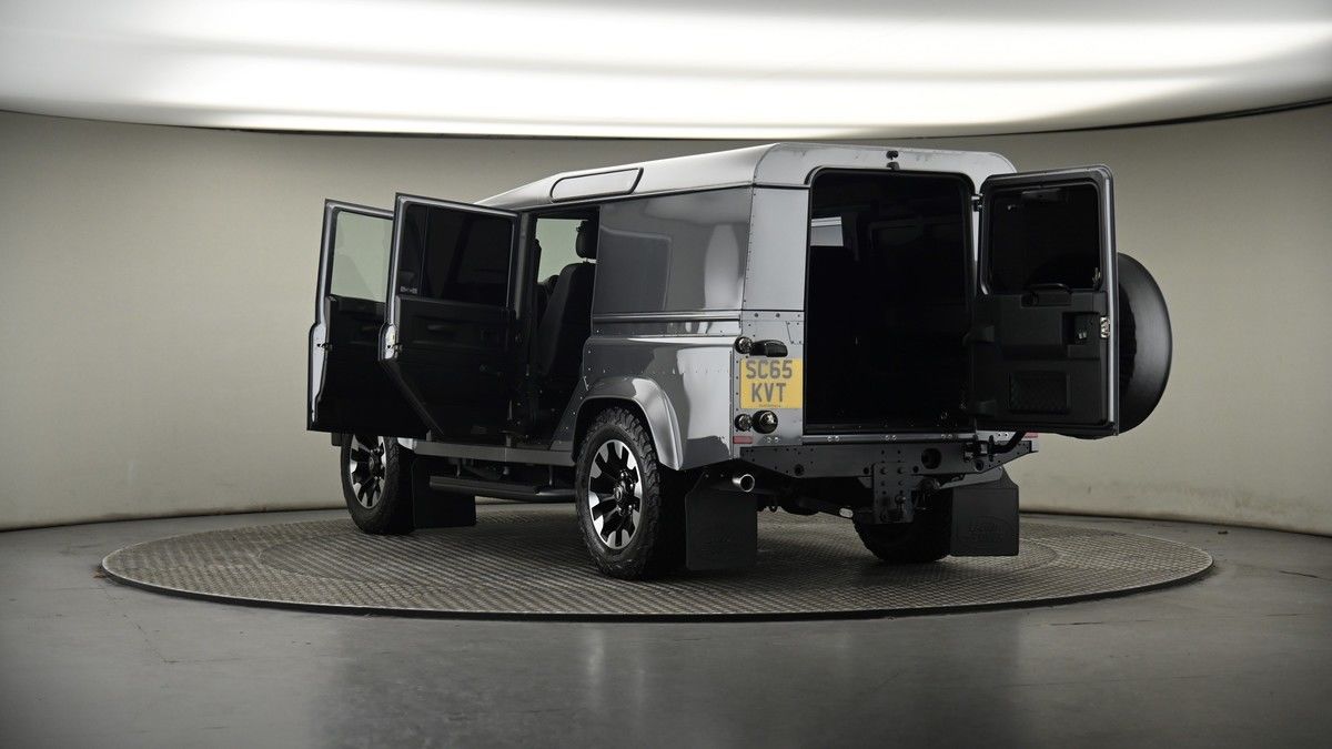 Land Rover Defender 110 Image 8