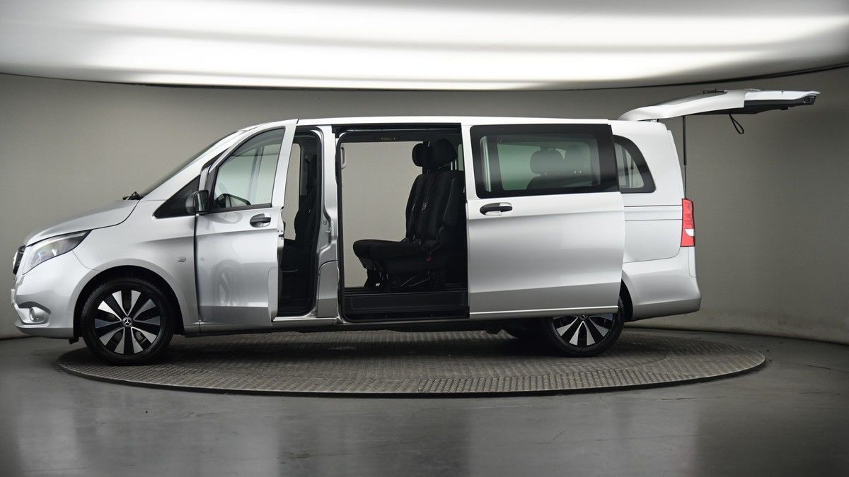 More views of Mercedes-Benz Vito