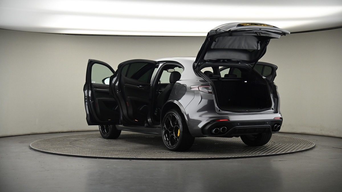 Alfa Romeo Stelvio Image 8